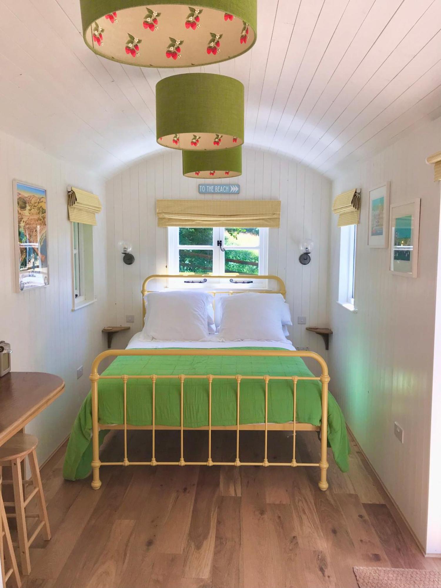 Shepherd'S Hut At Rosewood House 리스커드 외부 사진